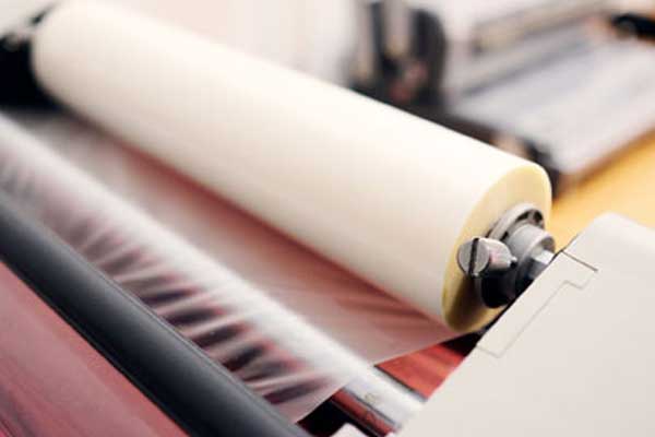 لمینت سرد یک روش ساده و موثر برای اعمال پوشش محافظ بر روی چاپ‌هاست که از برخی مزایا برخوردار است