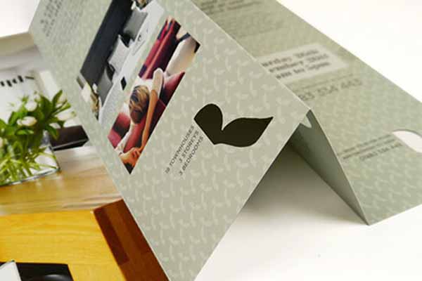 بروشورها برگه‌های کاغذی چند لتی هستند که گاها به شکل کتابچه‌های با چند صفحه نیز طراحی و چاپ می‌شوند.