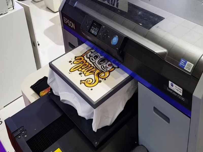 برای تولیدات صنعتی از چاپگر مناسب برای چاپ بر روی تی شرت استفاده میشود.