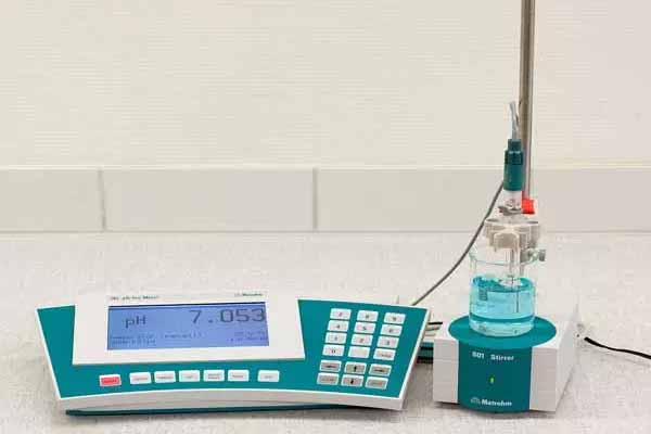 پی اچ متر یک ابزار کاربردی است، که از آن برای اندازه گیری میزان اسیدی یا قلیایی بودن یک ماده استفاده می‌شود