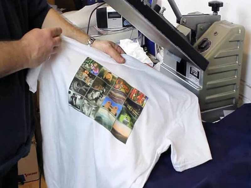 در چاپ حرارتی بر روی تی شرت، طرح‌ها روی یک کاغذ شفاف چاپ می‌شود و بعد با استفاده از حرارت، چاپ تصویر روی تی‌شرت انجام می‌گیرد.