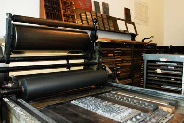 چاپ ملخی یک روش چاپ سنتی است که تنها قادر به چاپ یک‌رنگ روی کاغذ یا مقوا است.