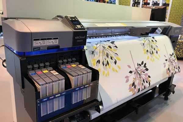 رنگ‌ها یکی از مهم‌ترین آیتم‌ها در چاپ بروی پارچه هستند. در واقع کیفیت و تنوع رنگی باعث زیبایی و تأثیر گذاری چاپ روی پارچه می‌شود.